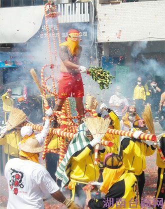 台东元宵特色民俗“炮炸寒单爷”热闹登场(图)