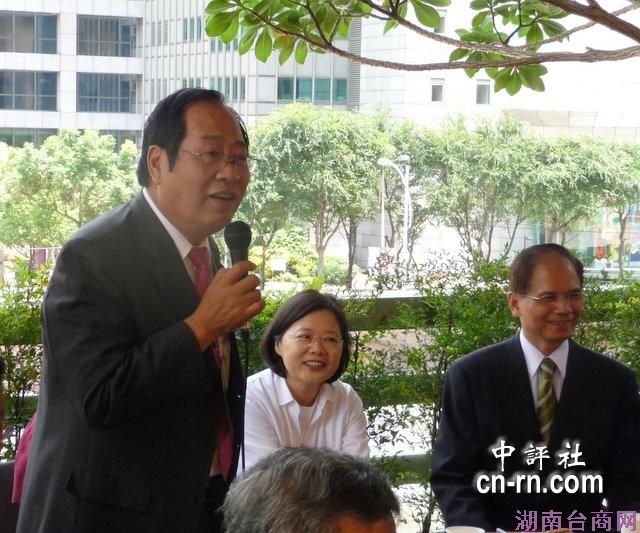 ��Ӣ��ͻȻ�ĳ�һ����̨��ֶ�ӡ�