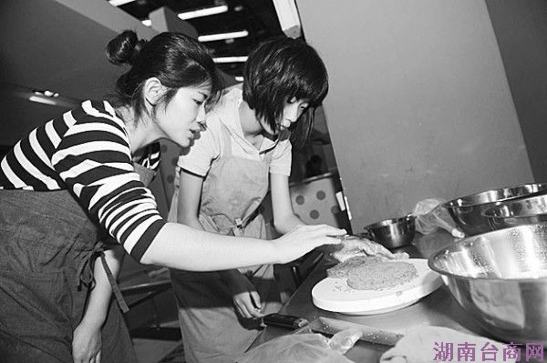 ���ø��ۡ���ü���л��诣���˫�ִ����Ҹ����(ͼ)