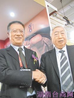 联想控股副总裁周诚(左)特地到上海捧陈飞龙的两岸烘焙博览会,两人笑称,「可能会有会合作计画喔!」 图/林祝菁