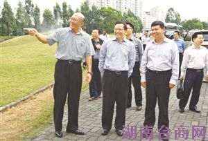 市委常委、统战部长张思平(前排中)在龙华新区党工委副书记、管委会主任王立新(前排右一)等领导陪同下到德之杰(深圳)有限公司调研。本报记者 陈建华 摄