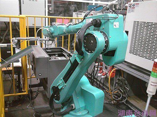 富士康机器人之路:五年实现自动化 资金成制约因素