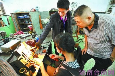 ����ɽ�͹�˾����Աһ���з��²�Ʒģ�ߡ�