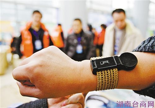 12月20日,重庆科技馆,“2012创★先锋秀”在此举行。图为参赛项目工作人员向大家展示专为老年人设计的体征检测定位仪。 12月20日,重庆科技馆,“2012创★先锋秀”在此举行。图为参赛项目工作人员向大家展示专为老年人设计的体征检测定位仪。
