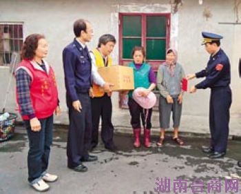 ̨��һ���˸���ͯ�����Ը�ĸ�����ƻ������