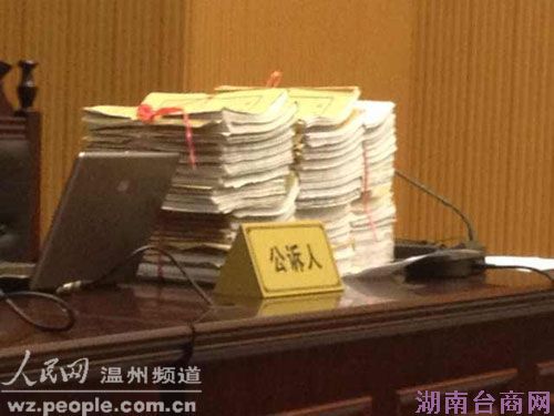 三大摞案件卷宗 项锐/摄