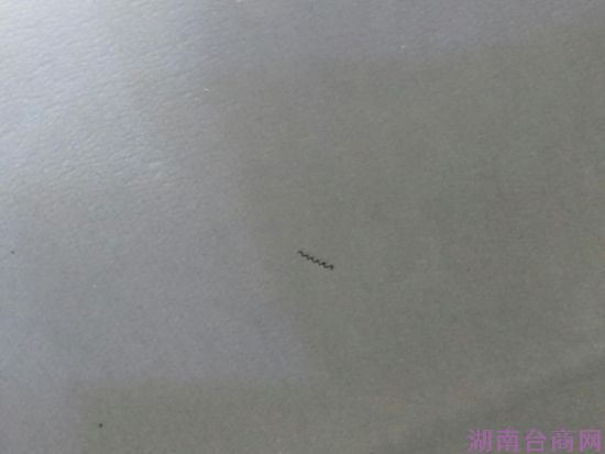 消费者在美赞臣奶粉中吃出的黑色铁丝