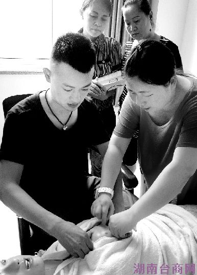 濮阳29岁小伙儿当起催乳师