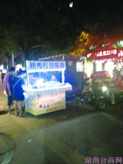 南京“贴膜哥”月入一万五 引网友冲动也想“辞职学手艺”