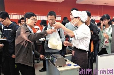 ���գ�����ũ԰ʳ�ã�һ�������ӹ�����ʮ�����ͷ֮��ˢУ԰����Ǯ��������Ա��ˢ������ʾ��ʳ�ù涨ÿ����ʳ�޹������������´�ע�⡣A16-A17����Ӱ/�¾������� ����