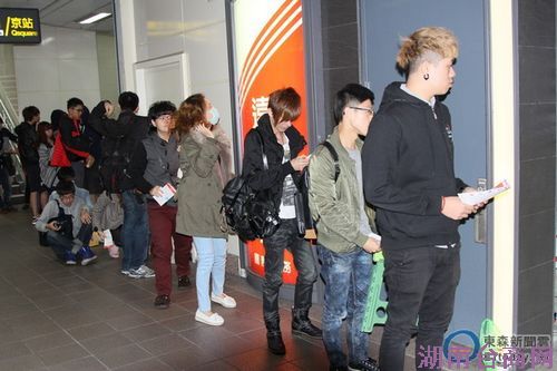 iPhone5s在台湾开卖民众凌晨排队抢“土豪金”