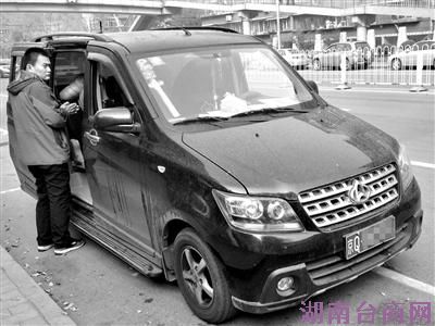 11月1日,京QDX591车上,新京报记者目击短信群发商利用伪基站群发垃圾短信全程。