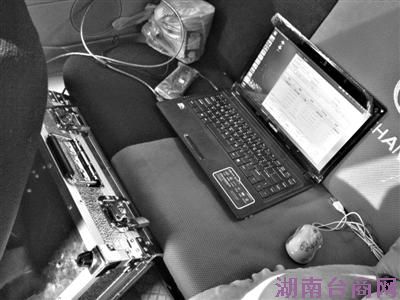 11月1日,赵公口桥附近,新京报记者暗访车载伪基站,伪基站被放置于箱中,与笔记本电脑连接,可在1小时内向周边数百米区域内手机用户群发数千条垃圾短信。本版摄影/新京报记者 大路