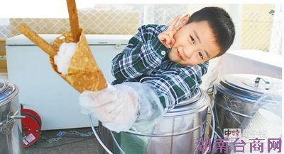 台黑帮大哥洗心革面卖创意冰淇淋一天热销500盒