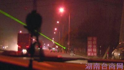 商贩持激光笔乱照