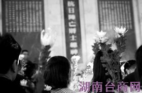 4月8日,南岳衡山忠烈祠,来自海峡两岸的抗日战争烈士后裔及社会各界人士300余人一起祭奠抗战先烈。图/记者陈勇src=