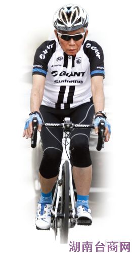 台湾80岁高龄集团董事长骑车环台挑战自我(图)