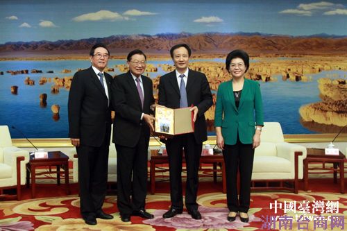 李建华刘慧在银会见江丙坤率领的台湾企业家一行 李建华刘慧在银会见江丙坤率领的台湾企业家一行