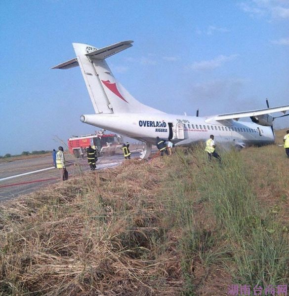 图:尼路航空注册号5N-BPG的飞机冲出跑道( Saharareporters 图:尼路航空注册号5N-BPG的飞机冲出跑道( Saharareporters