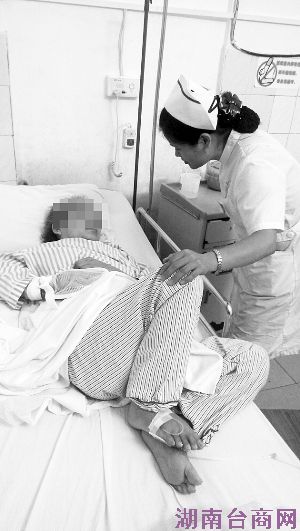 六旬偏瘫老人被弃医院 “狠心”儿子玩失踪(图) 六旬偏瘫老人被弃医院 “狠心”儿子玩失踪(图)