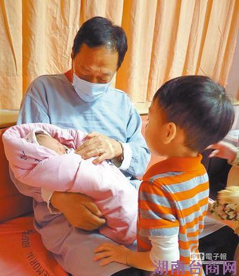 妻女生日同一天郭台铭小女儿满月网上晒幸福(图)