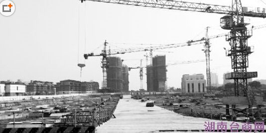 ����1��17�գ�λ���Ϻ���������Ŷ�·�ġ�ܰ����ͥ���ز���Ŀ�Ѿ�ͣ������Ŀʩ����Ա���ѳ��롣��ϰ���� ���ش� ��