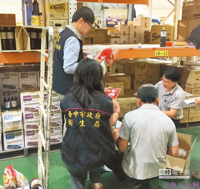 台中市卫生局稽查太冠公司旗下恩旺物流公司,针对其进口日本受核灾污染的饼干、零嘴等食品进行清查。(卫生局提供)