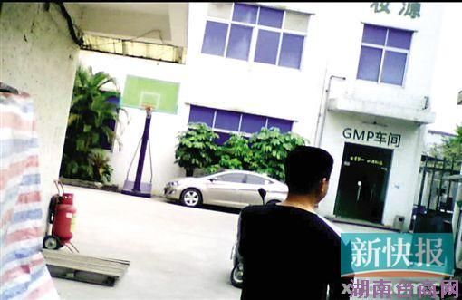 ■代工生产厂家的员工带记者参观化妆品生产车间。