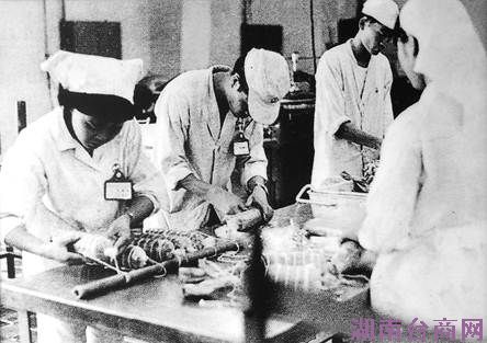 台畜火腿开工初期生產包裝過程